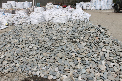 Kamenclub.ru: Галька речная плоская (серо-белая) фр. 70-120 мм. купить  в Улан-Уде галька галечник речной серый, белый окатанная плоская  природная галька 9000 руб/т   фото КАМЕНЬ КЛУБ