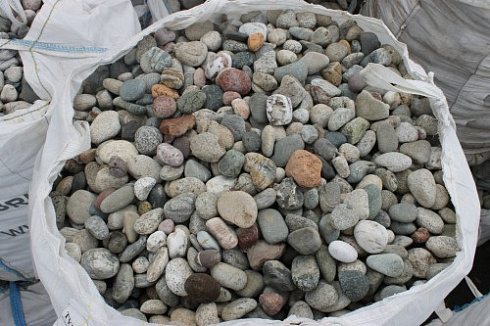 Kamenclub.ru: Галька окат (цветная картошка) фр. 50-100 мм. купить  в Улан-Уде галька природная окатанная серый белый цветной синий темно-серый коричневый округлый галечник окатанный 6800 руб/т   фото КАМЕНЬ КЛУБ