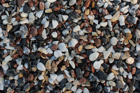 Kamenclub.ru: Мраморная крошка (щебень галтованный микс:белый-черный-розовый-медовый) фр.10-20 мм.  купить в Улан-Уде мрамор белый, медовый, черный, розовый мраморный декоративный ландшафтный окатанный округлый галтованный щебень 15500 руб/т   фото КАМЕНЬ КЛУБ