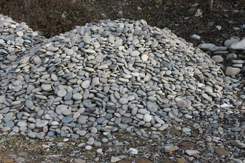 Kamenclub.ru: Галька речная плоская (ассорти) фр. 70-150 мм. купить  в Улан-Уде галька галечник серый белый темно-серый синий светло-серый плоская природная галька  9000 руб/т   фото КАМЕНЬ КЛУБ