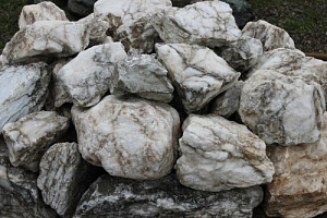 Kamenclub.ru: Мраморизированный известняк фр. 100-500 мм.  купить в Улан-Уде известняк серый белый темно-серый сероватый валун природного образования окатанный 10500 руб/т   фото КАМЕНЬ КЛУБ
