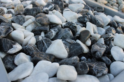 Kamenclub.ru: Мраморная крошка (щебень галтованный микс:: белый-черный) фр.20-40 мм  купить в Улан-Уде мрамор белый, черный мраморный галтованный щебень 15500 руб/т   фото КАМЕНЬ КЛУБ