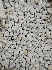 Kamenclub.ru: Мраморная крошка (щебень галтованный белый) фр.40-70 мм.  купить в Улан-Уде мрамор белый молочный айвори окатанный округлый природный камень 17000 руб/т   фото КАМЕНЬ КЛУБ