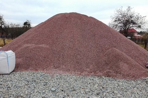 Kamenclub.ru: Мраморная крошка (щебень крошка розовый) фр. 5-10 мм.  купить в Улан-Уде мрамор розовый, красный щебень колотый ландшафтный декоративный  11000 руб/т   фото КАМЕНЬ КЛУБ