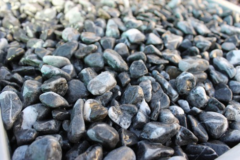 Kamenclub.ru: Щебень галтованный черный (мрамор) фр.10-20 мм.  купить в Улан-Уде мрамор черный с белыми прожилками, черный, белый окатанный округлый ландшафтный декоративный щебень 15000 руб/т   фото КАМЕНЬ КЛУБ