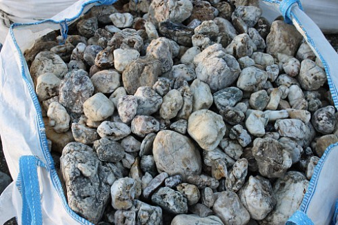 Kamenclub.ru: Кварцевый валунчик фр.100-300 мм.  купить в Улан-Уде кварц белый, бежевый молочный рыжий крупный природный камень галечник 7850 руб/т   фото КАМЕНЬ КЛУБ