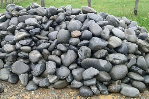 Kamenclub.ru: Темно-серый валунчик фр.100-300 мм.  купить в Улан-Уде крупный природный камень серый, темно-серый, светло-серый речная галька большого размера окатанная 4500 руб/т   фото КАМЕНЬ КЛУБ