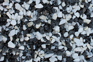Kamenclub.ru: Мраморная крошка (щебень крошка микс : черный-белый) фр. 10-20 мм.  купить в Улан-Уде мрамор белый, черный каменная декоративная крошка ландшафтная 12000 руб/т   фото КАМЕНЬ КЛУБ
