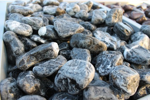 Kamenclub.ru: Щебень галтованный черный (мрамор) фр. 50-100 мм.  купить в Улан-Уде мрамор черный с белыми прожилками щебень ландшафтный мраморный 15000 руб/т   фото КАМЕНЬ КЛУБ