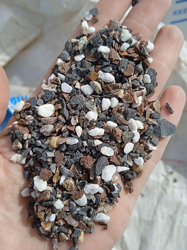 Kamenclub.ru: Мраморная крошка (щебень галтованный микс:белый-черный-розовый-медовый) фр.5-10 мм.  купить в Улан-Уде мрамор белый, медовый, черный, розовый мраморный галтованный щебень декоративный ландшафтный 15500 руб/т   фото КАМЕНЬ КЛУБ