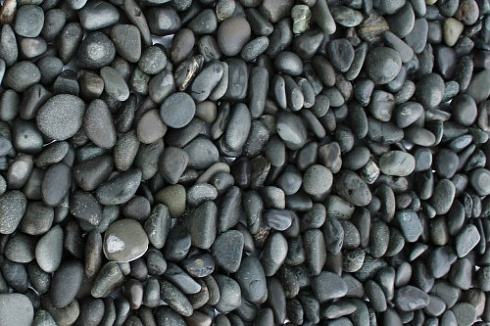 Kamenclub.ru: Галька речная окат (темно-серая) фр. 70-150 мм. купить  в Улан-Уде галька речная темно-серая, синяя, серая речная галька округлая  8000 руб/т   фото КАМЕНЬ КЛУБ