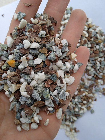 Kamenclub.ru: Мраморная крошка (щебень галтованный микс:: белый-черный) фр.5-10 мм  купить в Улан-Уде мрамор белый, черный, молочный, серый галтовка мраморная окатанная декоративная ландшафтная 15500 руб/т   фото КАМЕНЬ КЛУБ