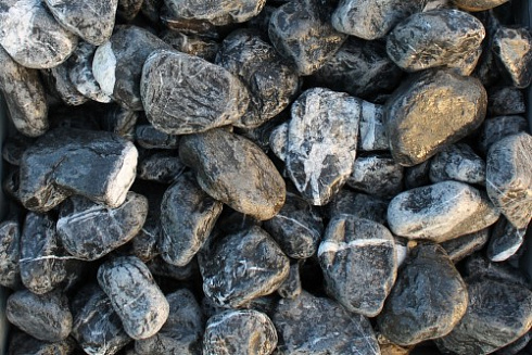 Kamenclub.ru: Щебень галтованный черный (мрамор) фр. 50-100 мм.  купить в Улан-Уде мрамор черный с белыми прожилками щебень ландшафтный мраморный 15000 руб/т   фото КАМЕНЬ КЛУБ