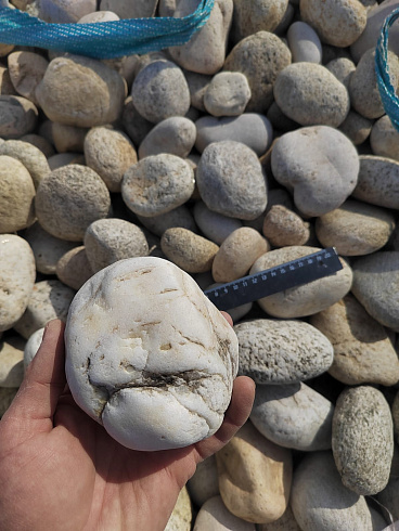 Kamenclub.ru: Галька речная окат (серо-белая) фр. 70-120 мм купить  в Улан-Уде галька галечник бело-серая, серо-белая, серая, белая речная природная галька  8000 руб/т   фото КАМЕНЬ КЛУБ