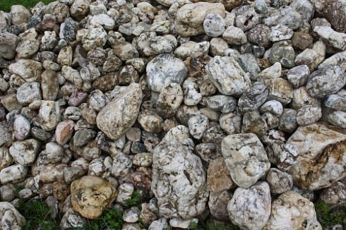 Kamenclub.ru: Кварцевый валунчик фр.100-300 мм.  купить в Улан-Уде кварц белый, бежевый молочный рыжий крупный природный камень галечник 7850 руб/т   фото КАМЕНЬ КЛУБ