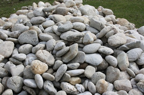 Kamenclub.ru: Бело-серый валунчик фр.100-300 мм.  купить в Улан-Уде крупный камень для ландшафта серый, белый бело-серый валун крупная галька 4500 руб/т   фото КАМЕНЬ КЛУБ