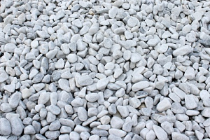 Kamenclub.ru: Мраморная крошка (щебень галтованный белый) фр.10-20 мм.  купить в Улан-Уде мрамор белый, молочный, айвори окатанный округлый декоративный ландшафтный щебень 17000 руб/т   фото КАМЕНЬ КЛУБ
