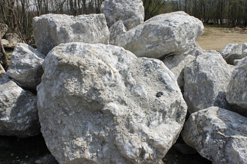 Kamenclub.ru: Мраморизированный известняк фр.500-1500 мм.  купить в Улан-Уде    10000 руб/т   фото КАМЕНЬ КЛУБ