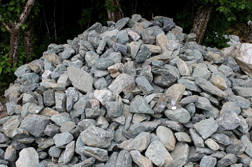 Kamenclub.ru: Гранит скальник (серо-зеленый) фр. 100-500 мм.  купить в Улан-Уде гранит зеленый, серый, салатовый крупный ландшафтный валун 6 000 руб/т   фото КАМЕНЬ КЛУБ