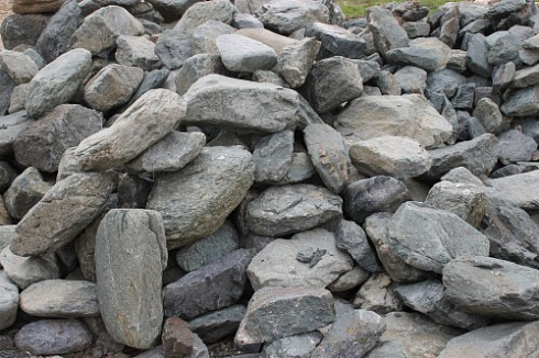 Kamenclub.ru: Гранит скальник (серо-зеленый) фр. 100-500 мм.  купить в Улан-Уде гранит зеленый, серый, салатовый крупный ландшафтный валун 6 000 руб/т   фото КАМЕНЬ КЛУБ