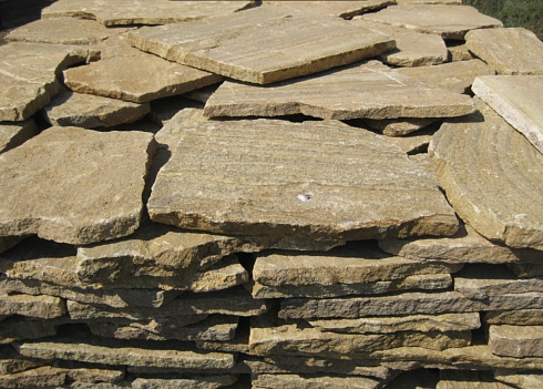 Kamenclub.ru: Песчаник пластушка желтый с рисунком (3 см)  купить в Улан-Уде песчаник желтый с рисунком, рыжий, желтый песчаник пластушка ландшафтная рваная 8 500 руб/м3   фото КАМЕНЬ КЛУБ