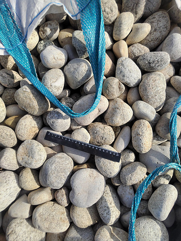 Kamenclub.ru: Галька речная окат (серо-белая) фр. 70-120 мм купить  в Улан-Уде галька галечник бело-серая, серо-белая, серая, белая речная природная галька  8000 руб/т   фото КАМЕНЬ КЛУБ