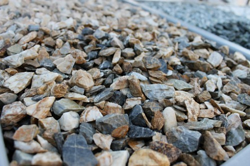 Kamenclub.ru: Мраморная крошка (щебень крошка медовый), фр. 10-20 мм.  купить в Улан-Уде песчаник бежевый, серый каменная ландшафтная крошка  12000 руб/т   фото КАМЕНЬ КЛУБ