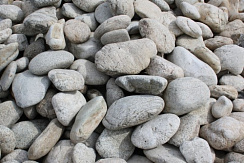 Kamenclub.ru: Бело-серый валунчик фр.100-300 мм.  купить в Улан-Уде крупный камень для ландшафта серый, белый бело-серый валун крупная галька 4500 руб/т   фото КАМЕНЬ КЛУБ