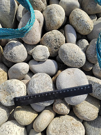 Kamenclub.ru: Галька речная окат (серо-белая) фр. 70-120 мм купить  в Улан-Уде галька галечник бело-серая, серо-белая, серая, белая речная природная галька  8000 руб/т   фото КАМЕНЬ КЛУБ