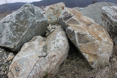 Kamenclub.ru: Гранит скальник (серо-зеленый) фр. 500-1500 мм.  купить в Улан-Уде гранит мрамор  серый зеленый темно-серый глыба скальная колотая ландшафтная 7 500 руб/т   фото КАМЕНЬ КЛУБ