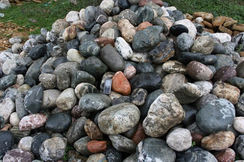 Kamenclub.ru: Ландшафтные валунчики фр.100-500 мм.  купить в Улан-Уде крупный природный камень серый, темно-серый, светло-серый речной валун крупный 4800 руб/т   фото КАМЕНЬ КЛУБ