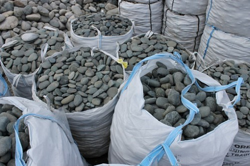 Kamenclub.ru: Темно-серый валунчик фр.100-300 мм.  купить в Улан-Уде крупный природный камень серый, темно-серый, светло-серый речная галька большого размера окатанная 4500 руб/т   фото КАМЕНЬ КЛУБ