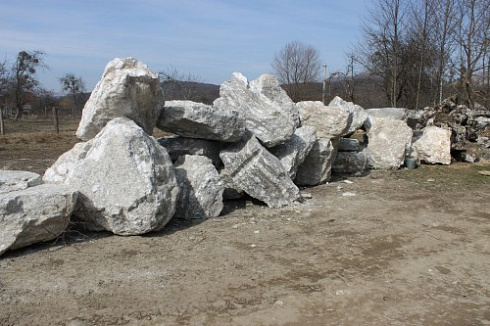 Kamenclub.ru: Мраморизированный известняк фр.500-1500 мм.  купить в Улан-Уде    10000 руб/т   фото КАМЕНЬ КЛУБ