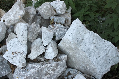Kamenclub.ru: Мраморизированный известняк фр. 100-500 мм.  купить в Улан-Уде известняк серый белый темно-серый сероватый валун природного образования окатанный 10500 руб/т   фото КАМЕНЬ КЛУБ