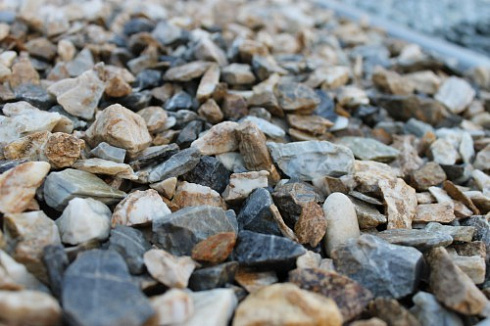 Kamenclub.ru: Мраморная крошка (щебень крошка медовый), фр. 10-20 мм.  купить в Улан-Уде песчаник бежевый, серый каменная ландшафтная крошка  12000 руб/т   фото КАМЕНЬ КЛУБ