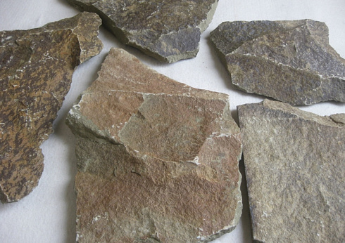 Kamenclub.ru: Песчаник пластушка "фонтанка" серо-зеленая (3,0-5,0 см)  купить в Улан-Уде песчаник серо-зеленая колотые плитки облицовочные пластушки 11400 руб/м3   фото КАМЕНЬ КЛУБ