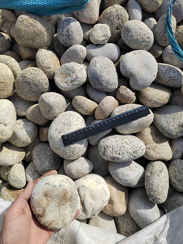 Kamenclub.ru: Галька речная окат (серо-белая) фр. 70-120 мм купить  в Улан-Уде галька галечник бело-серая, серо-белая, серая, белая речная природная галька  8000 руб/т   фото КАМЕНЬ КЛУБ