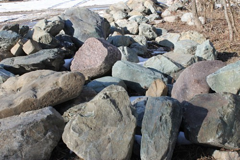 Kamenclub.ru: Гранит скальник (серо-зеленый) фр. 500-1500 мм.  купить в Улан-Уде гранит мрамор  серый зеленый темно-серый глыба скальная колотая ландшафтная 7 500 руб/т   фото КАМЕНЬ КЛУБ