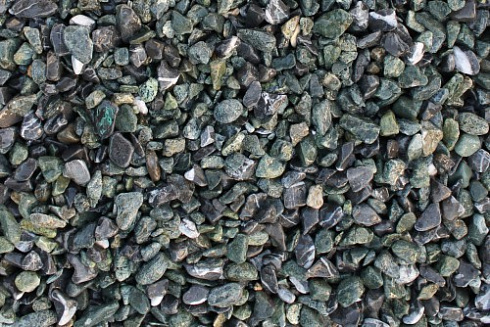 Kamenclub.ru: Мраморная крошка (щебень галтованный микс:зеленый-черный) фр.10-20 мм.  купить в Улан-Уде мрамор зеленый, черный декоративные ландшафтные окатанные округлые камни щебня 14500 руб/т   фото КАМЕНЬ КЛУБ