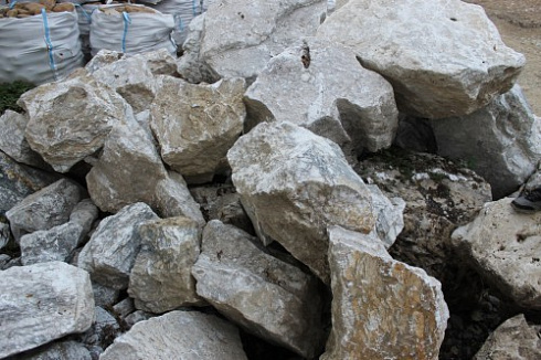 Kamenclub.ru: Мраморизированный известняк фр. 100-500 мм.  купить в Улан-Уде известняк серый белый темно-серый сероватый валун природного образования окатанный 10500 руб/т   фото КАМЕНЬ КЛУБ