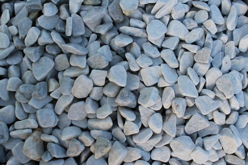 Kamenclub.ru: Мраморная крошка (щебень галтованный белый), фр.20-40 мм.  купить в Улан-Уде мрамор белый бежевый молочный мраморный щебень декоративный 17000 руб/т   фото КАМЕНЬ КЛУБ