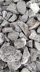 Kamenclub.ru: Щебень галтованный черный (мрамор) фр.40-70 мм.  купить в Улан-Уде мрамор черный с белыми прожилками, черный, белый щебень галтованный округлый 13500 руб/т   фото КАМЕНЬ КЛУБ