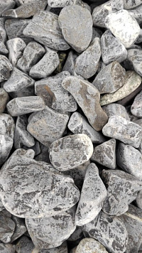 Kamenclub.ru: Щебень галтованный черный (мрамор) фр.40-70 мм.  купить в Улан-Уде мрамор черный с белыми прожилками, черный, белый щебень галтованный округлый 13500 руб/т   фото КАМЕНЬ КЛУБ