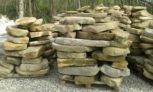 Kamenclub.ru: Песчаник плиты - плахи - пошаговые дорожки (фр. 70-150 мм)  купить в Улан-Уде песчаник серый бежевый желтый зеленый колотый песчаник строительный 6500 руб/т   фото КАМЕНЬ КЛУБ