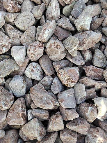 Kamenclub.ru: Мраморная крошка (щебень галтованный розовый) фр.10-20 мм.  купить в Улан-Уде мрамор розовый, красный ландшафтный декоративный окатанный округлый щебень 15000 руб/т   фото КАМЕНЬ КЛУБ