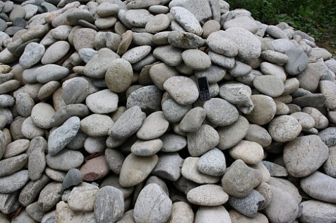 Kamenclub.ru: Галька речная плоская (бело-серая) фр. 100-200-300 мм. купить  в Улан-Уде галька речная плоская серый, белый, бело-серый, серо-белый речная галька плоская  9000 руб/т   фото КАМЕНЬ КЛУБ