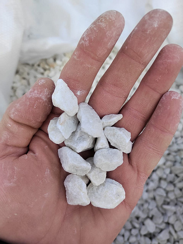 Kamenclub.ru: Мраморная крошка, щебень, цвет-белый, фр. 10-20 мм.  купить в Улан-Уде мрамор белый, молочный айвори каменная ландшафтная декоративная крошка шебня 12000 руб/т   фото КАМЕНЬ КЛУБ