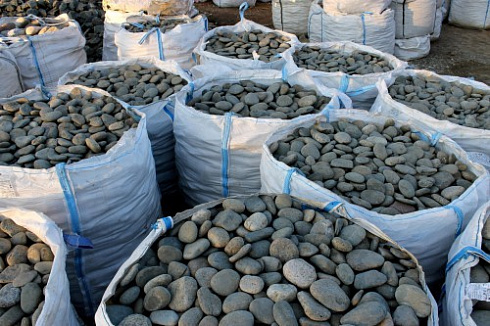 Kamenclub.ru: Галька речная плоская (темно-серая) фр. 100-200-300 мм. купить  в Улан-Уде галька речная плоская темно-серый, серый, синий речной галечник плоский 9000 руб/т   фото КАМЕНЬ КЛУБ