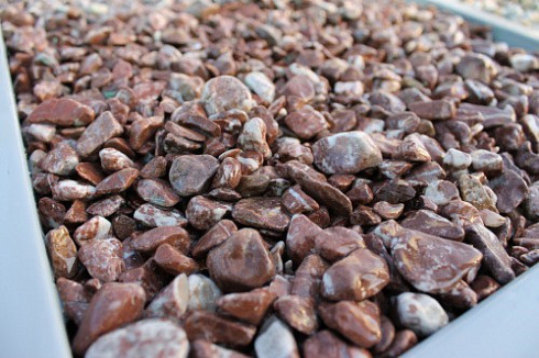 Kamenclub.ru: Мраморная крошка (щебень галтованный розовый) фр.10-20 мм.  купить в Улан-Уде мрамор розовый, красный ландшафтный декоративный окатанный округлый щебень 15000 руб/т   фото КАМЕНЬ КЛУБ