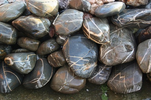 Kamenclub.ru: Валунчик Паутинник фр.100-300 мм  купить в Улан-Уде крупный природный камень галечник темно-серый с прожилками белый черный речной валунчик 5000 руб/т   фото КАМЕНЬ КЛУБ